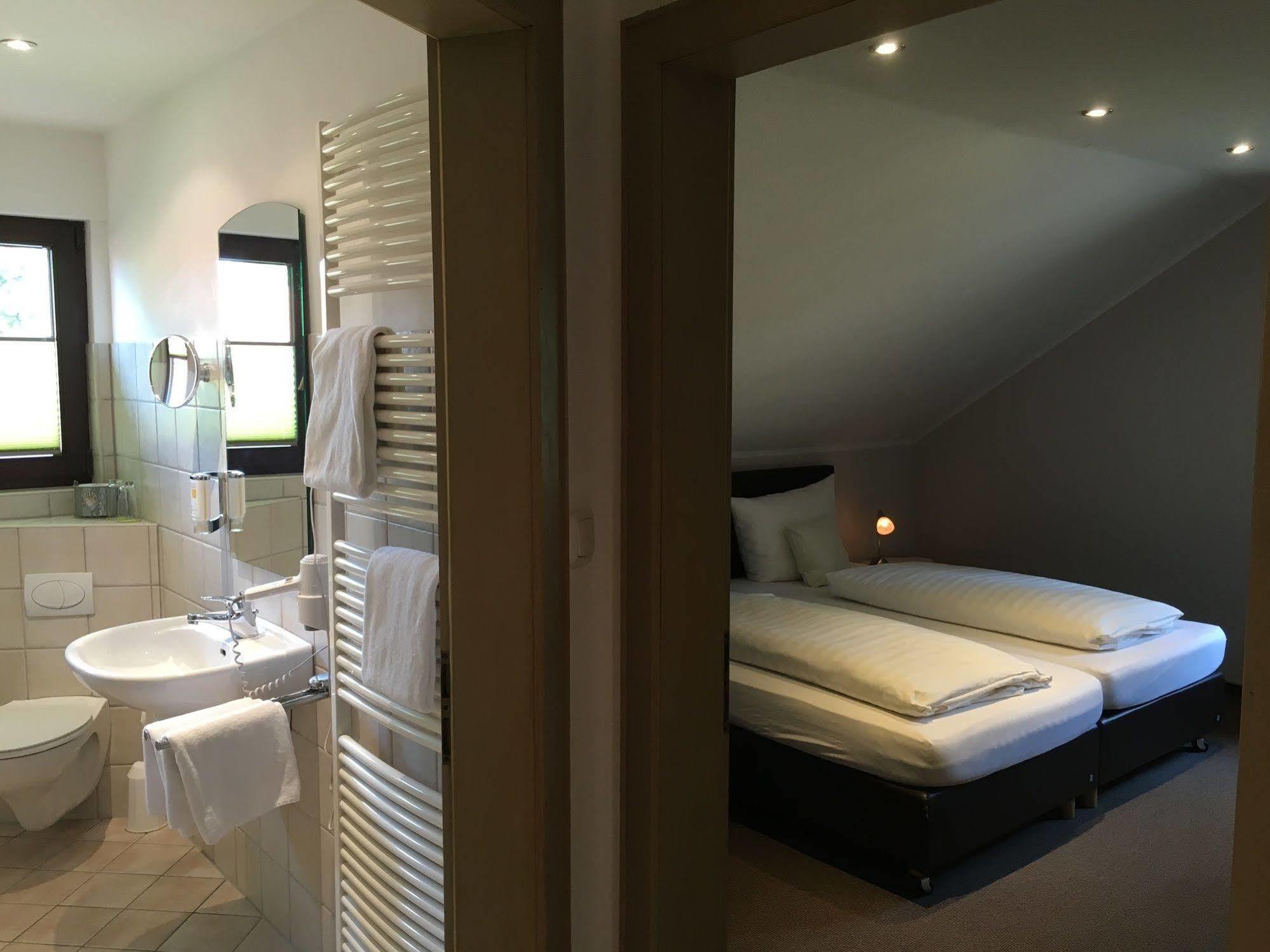 Landhaus Hotel Goeke เฮอเฟลฮอฟ ภายนอก รูปภาพ